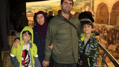 Görme engelli bireyin ailesi ile birlikte müze gezisine katılıyor. Görme engelli bireyin arkasında müzenin Kurtuluş Savaşı dönemi ile ilgili olduğu anlaşılıyor.