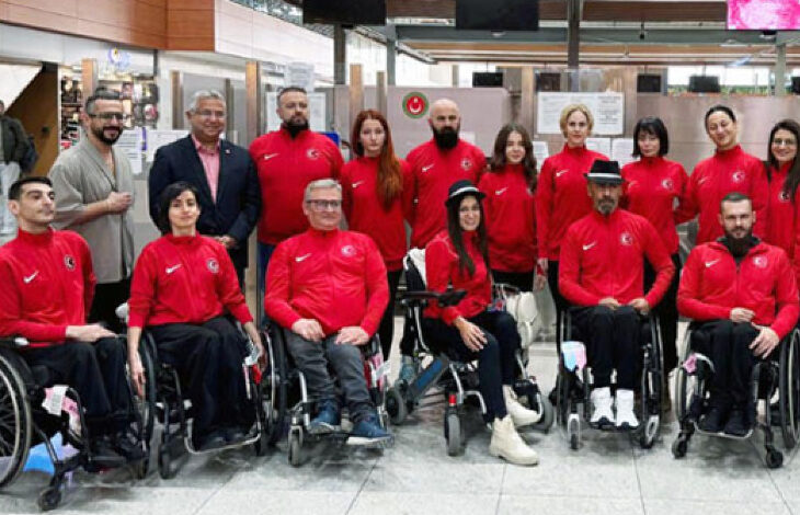 Milli para dansçılar, Avrupa Şampiyonası dönüşünde toplu fotoğraf çekimine katılıyorlar. Bazı sporcular tekerlekli sandalye üzerinde oturuyor.