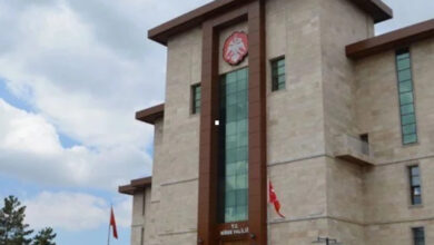 Fotoğrafta, bir binanın dış cephesi var. Çok uzak bir mesafeden çekim yapıldığı için tam seçilememekle birlikte binanın giriş kapısının üzerinde “Niğde Valiliği” yazısı var.