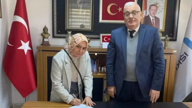 Fotoğrafta, engelli girişimciler İŞKUR tarafından verilen hibe desteğini almak için masanın üzerinde duran sözleşme kağıdını imzalıyorlar.