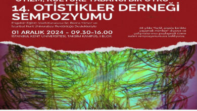 Fotoğrafta, kırmızı zemin üzerinde beyaz puntolarla en üstte “Otizm Bir Kültüre Yabancı Öykü” onun altında “14. Otistikler Derneği Sempozyumu” ve bir altında ise 01 Aralık 2024 - 09.30-16.00 İstanbul Kent Üniversitesi, Taksim Kampüs I Blok” yazısı var. Yazının altında ise yeşil renkli bir alanın üzerinde farklı renklerde kalemlerle rastgele çizim yapılmış.