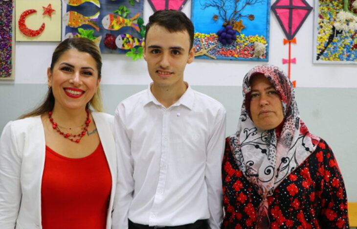 Fotoğrafa baktığımız yöne göre en sol tarafında öğretmen Leyla Rahşan Karavelioğlu, sağ tarafında engelli birey Mehmet Ali Demirel ve en sağ tarafta anne Yaşar Demirel yer alıyor.