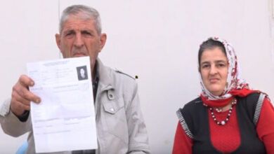 Engelli birey Zeynep Çakar ve babası Selim Çakar yan yana oturuyor. Baba elindeki engelli raporunu kameraya doğru gösteriyor.