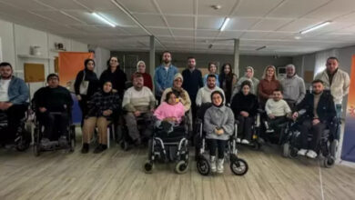 Fotoğrafta, Türkiye Omurilik Felçlileri Derneği’nin düzenlemiş olduğu olağanüstü genel kurul sonrası toplu fotoğraf çekimi gerçekleştirilmiş. Dernek üyesi olarak izleyen engelli bireyler fotoğrafta yer alıyor.