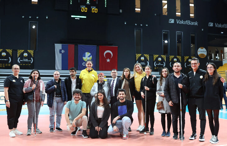 VakıfBank Spor Kulübü, düzenlemiş olduğu etkinlikte görme engelli bireyler ve sporcular, antrenörler ile birlikte fotoğraf çekiliyorlar.