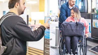 Görsel iki fotoğrafın birleştirilmesiyle oluşturulmuş. Sol taraftaki fotoğrafta görme engelli birey bilet gişesinden uçak biletini alıyor. Sağ taraftaki fotoğrafta ise bedensel engelli tekerlekli sandalye kullanıcısı bir kadının destek personeli tarafından otobüsten indirildiği görülüyor.