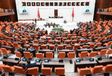 TBMM’nde arka taraftan geniş bir açıyla çekilmiş bir fotoğraf. Fotoğrafta milletvekillerinin oturduğu alanlar ve meclis kürsüsü yer alıyor.