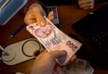 Fotoğrafta, 200 Türk lirasından oluşan kağıt paralar 2 farklı kişi tarafından uç bölümlerinden tutulmuş ve bir taraftan diğer tarafa ödeme yapılıyor gibi durmuşlar.