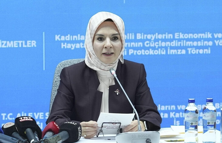 Aile ve Sosyal Hizmetler Bakanı Mahinur Özdemir Göktaş, etkinlik anında konuşma yapıyor.