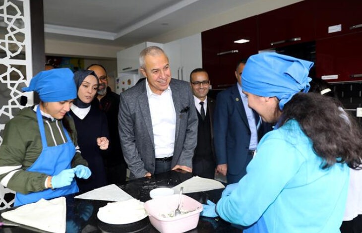 Alanya Özel Eğitim Meslek Okulu’nu ziyaretinde Belediye Başkanı Osman Tarık Özçelik ve staj yapan engelli bireyler fotoğrafta yer alıyor.