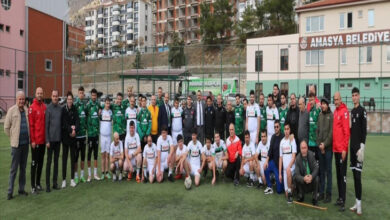 Amasyaspor Kompleksi'nde organize edilen maçta, engelli bireyler ile Amasya Valisi Önder Bakan, Belediye Başkanı Turgay Sevindi, Amasyasporlu futbolcular var.