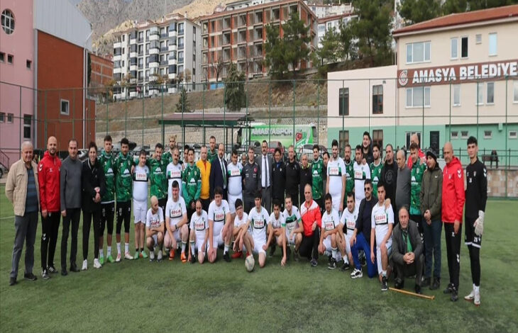 Amasyaspor Kompleksi'nde organize edilen maçta, engelli bireyler ile Amasya Valisi Önder Bakan, Belediye Başkanı Turgay Sevindi, Amasyasporlu futbolcular var.
