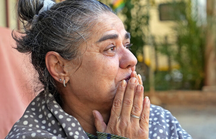 Fotoğrafta, Emel Örün iki elini ağzına doğru yaklaştırıp dua ediyor şeklinde tutuyor.
