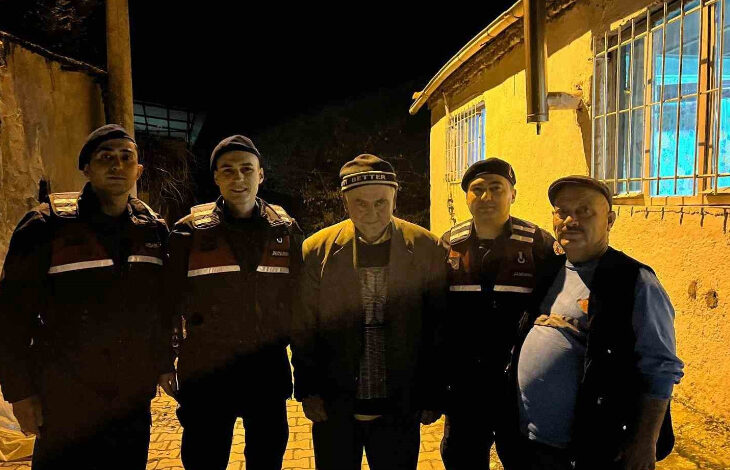 Fotoğrafta, kaybolan zihinsel engelli bireyi bulan Jandarma ekipleri ve engelli bireyin ailesi ile fotoğraf çektiriyor.