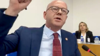 CHP Balıkesir Milletvekili Serkan Sarı, Türkiye Büyük Millet Meclisi'nde yapılan komisyon toplantısında konuşma yapıyor ve konuşma sırasında kolunu yukarı doğru kaldırarak tepkisini beden dili ile ifade ediyor.