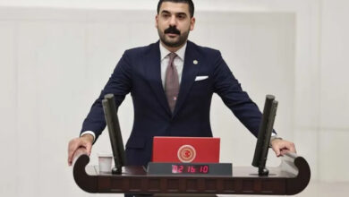 Cumhuriyet Halk Partisi (CHP) İstanbul Milletvekili ve KİT Komisyonu üyesi Ali Gökçek, Türkiye Büyük Millet Meclisinde kürsüde bir konuşma yapıyor.