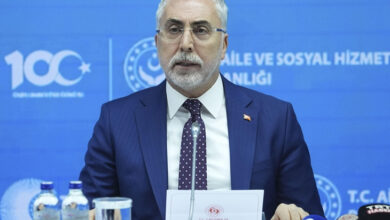 Çalışma ve Sosyal Güvenlik Bakanı Vedat Işıkhan, arka planında Aile ve Sosyal Hizmetler Bakanlığı’nın logosu var. Katıldığı bir etkinlikte bakan basın açıklaması yapıyor.