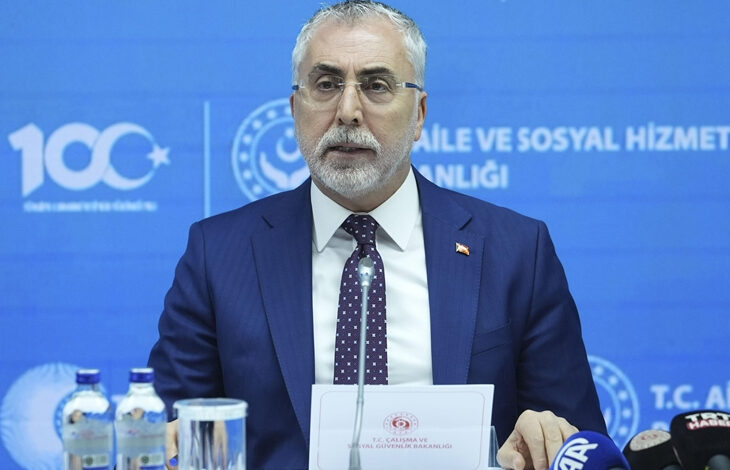 Çalışma ve Sosyal Güvenlik Bakanı Vedat Işıkhan, arka planında Aile ve Sosyal Hizmetler Bakanlığı’nın logosu var. Katıldığı bir etkinlikte bakan basın açıklaması yapıyor.