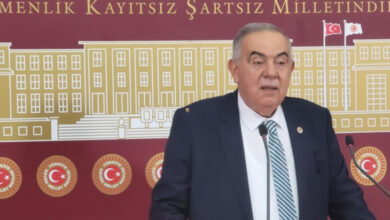 Fotoğrafta, Demokrat Parti Sözcüsü ve İzmir Milletvekili Haydar Altıntaş Türkiye Büyük Millet Meclisi'nde basın açıklaması yapıyor.