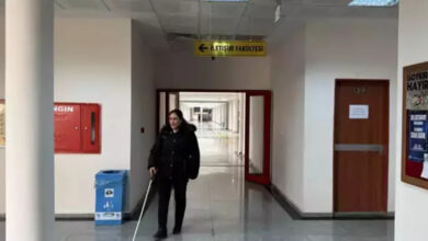Görme engelli birey Azize Dinç, elinde tutmuş olduğu beyaz bastonu ile üniversitenin içerisinde sınıfına doğru hareket ediyor.