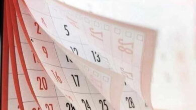 Fotoğrafta, duvara asılı olan bir takvim var. Takvimin yaprakları rüzgar alıyormuş gibi havaya doğru uçuşuyor.