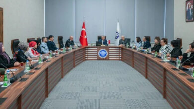 Erzincan Binali Yıldırım Üniversitesi Rektörü Prof. Dr. Akın Levent, üniversitenin Engelli Öğrenci Birimi Komisyonu ve öğrencileriyle birlikte etkinlik gerçekleştiriyorlar.