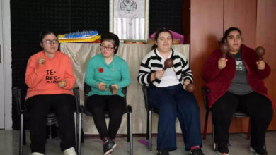 Esenyurt Belediyesi, engelli bireylerin katıldığı Engelsiz Sanat Atölyesi'nde müzik aletlerini çalabilmeleri için eğitim veriliyor.