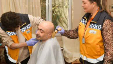 Fotoğrafta, Esenyurt Belediyesi tarafından görevlendirilen personel engelli bireyin saç ve sakal tıraşını yapıyor.