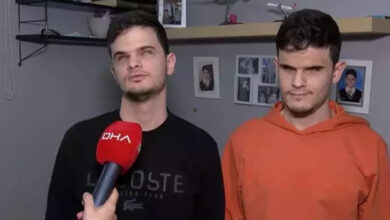 Fotoğrafta, Burak ve Fatih Yüksek kardeşler var. Görme engelli bireyler kırmızı renkli mikrofona doğru konuşuyor.