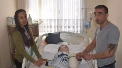 Fotoğrafta, hasta yatağında yatan Ege Avcı, yatağın başında olacak şekilde her iki yönde anne ve babası var.