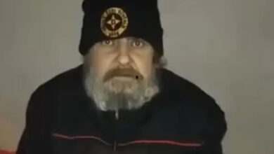 Fotoğrafta, sokakta kalan engelli birey Adnan Kale'nin kendisi yer alıyor.