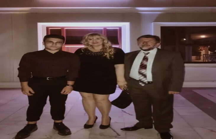 Fotoğrafta, Ufuk Özen ile avukat eşi Müjgan Özen, oğulları Umut Özen yer alıyor.