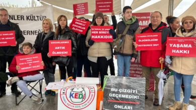 KEDİ -Kabul, Eşitlik, Dahil olma, İstihdam- Otizm Derneği Yönetim Kurulu Başkanı Serap Dikmen ve engelli bireyler ile aileleri ellerinde yazıların olduğu pankartları tutuyorlar.