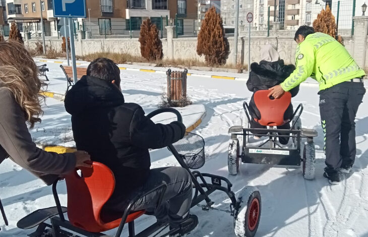 Engelli bireyler, trafik güvenliği eğitiminde kullanılan araçlar ile polis aracılığıyla sahada sürüş deneyimi yaşıyor.