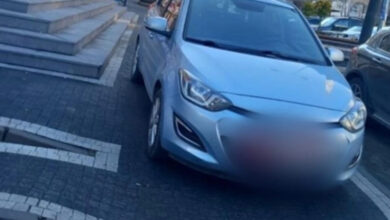 Fotoğrafta, plakası buğlanarak kapatılmış gri renkli bir araç var. Araç hatalı park yaptığı için trafik polisi ekipleri ceza yazıyor.