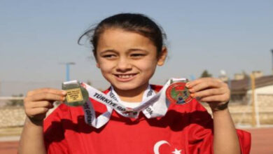 Fotoğrafta, Dicle Alan, Türkiye Görme Engelliler Spor Federasyonunca Konya'da 8-10 Ekim'de düzenlenen Türkiye Görme Engelliler Atletizm Şampiyonası'nda uzun atlamada altın ve 60 metre koşuda ise gümüş madalya kazandı.