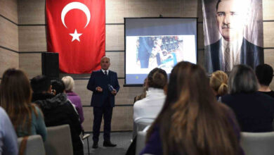Osmangazi Belediyesi'nin düzenlemiş olduğu seminerden bir fotoğraf. Fotoğrafta seminere katılan engelli bireyler ve aileleri yer alıyor.