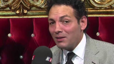 Fotoğrafta, Vahe Kılıçarslan bir mikrofona doğru konuşarak basın mensuplarına röportaj veriyor.