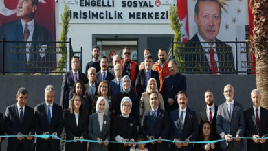 Fotoğrafta Hatay Engelli Sosyal Girişimcilik Merkezi binası önünde toplanmış bir kalabalık var. Toplanan kalabalığın arasında Emine Erdoğan, Mahinur Özdemir Göktaş, Mehmet Kacır gibi isimler var.