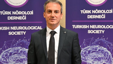Fotoğrafta, Türk Nöroloji Derneği Başkanı Prof. Dr. Murat Terzi yer alıyor.