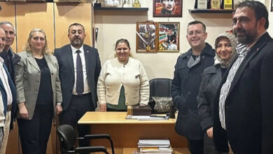 Bir ofis ortamında çekilen bu görselde, AK Parti Çanakkale İl ve Merkez İlçe Teşkilatları temsilcileri, Beyaz Baston Görme Engelliler Haftası kapsamında görme engelliler ve görme engelli dernekleriyle bir araya geliyor. Masanın arkasında bir kadın otururken, diğer katılımcılar masanın etrafında ayakta duruyor. Arka planda dolaplar, ödüller, plaketler ve görme engellilerle ilgili fotoğraflar yer alıyor. Görsel, görme engellilere destek amacıyla düzenlenen anlamlı bir buluşmayı yansıtıyor.