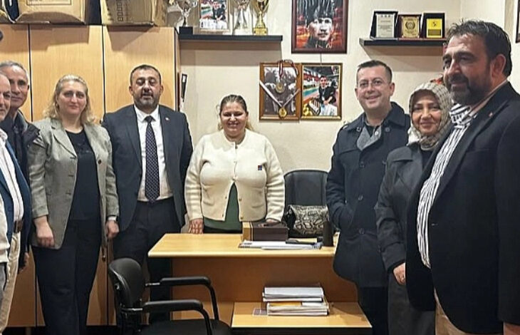 Bir ofis ortamında çekilen bu görselde, AK Parti Çanakkale İl ve Merkez İlçe Teşkilatları temsilcileri, Beyaz Baston Görme Engelliler Haftası kapsamında görme engelliler ve görme engelli dernekleriyle bir araya geliyor. Masanın arkasında bir kadın otururken, diğer katılımcılar masanın etrafında ayakta duruyor. Arka planda dolaplar, ödüller, plaketler ve görme engellilerle ilgili fotoğraflar yer alıyor. Görsel, görme engellilere destek amacıyla düzenlenen anlamlı bir buluşmayı yansıtıyor.