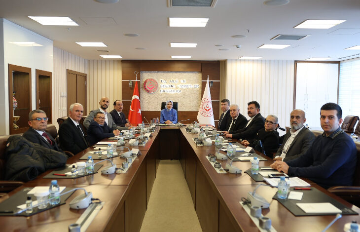 Aile ve Sosyal Hizmetler Bakanı Mahinur Özdemir Göktaş, Türkiye Sakatlar Konfederasyonu Başkanı Yusuf Çelebi ve beraberindeki heyet Bakanlıkta görüşme yaparken çekilmiş bir fotoğraf.