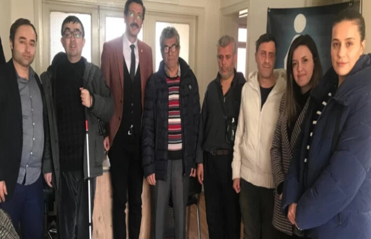 Aile ve Sosyal Hizmetler Meram İlçe Müdürü Fatih Kiriktir, görme engelli bireyler ile yan yana fotoğraf çekiliyor.