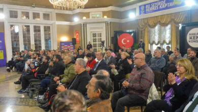 Ankara Kent Konseyi Engelli Meclisi toplantısında, engelli bireyler ve Kent Konseyi üyeleri var.