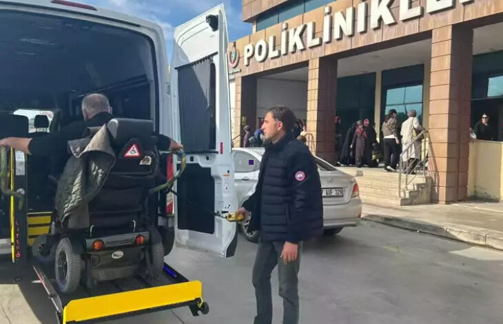 Akülü tekerlekli sandalye kullanan engelli birey Antalya Büyükşehir Belediyesi'nin asansörlü aracının içerisine girebilmek için asansör ile yukarı doğru kaldırılıyor.