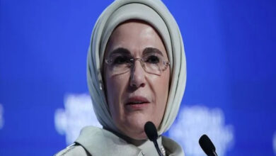 Fotoğrafta, Emine Erdoğan yer alıyor. Emine Erdoğan katıldığı programda konuşma yaparken fotoğraf çekilmiş.