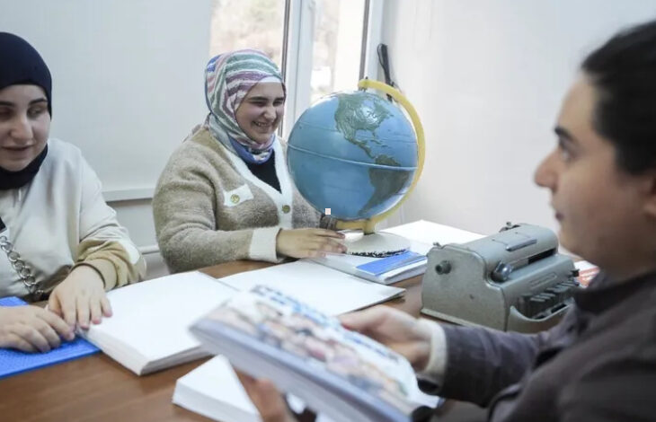 Görme engelli bireyler, kabartmalı nesneleri ve Braille alfabesi ile yazılmış yazıları okumayı öğreniyor.