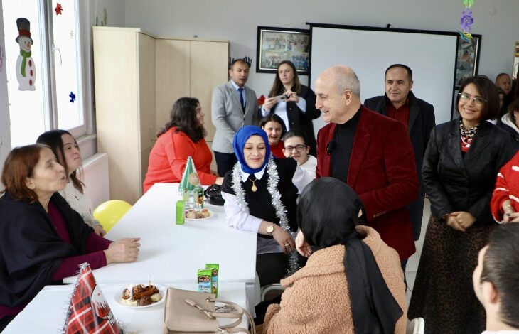 Büyükçekmece Belediye Başkanı Dr. Hasan Akgün, engelli öğrenciler ve ailelerinin yeni yıllarını kutluyor.