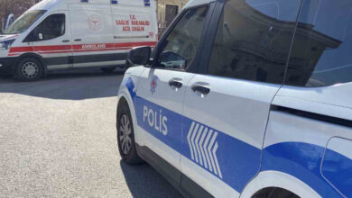 Fotoğrafta, ara bir sokakta polis arabası ve ambulans aracı karşılıklı şekilde park etmiş.